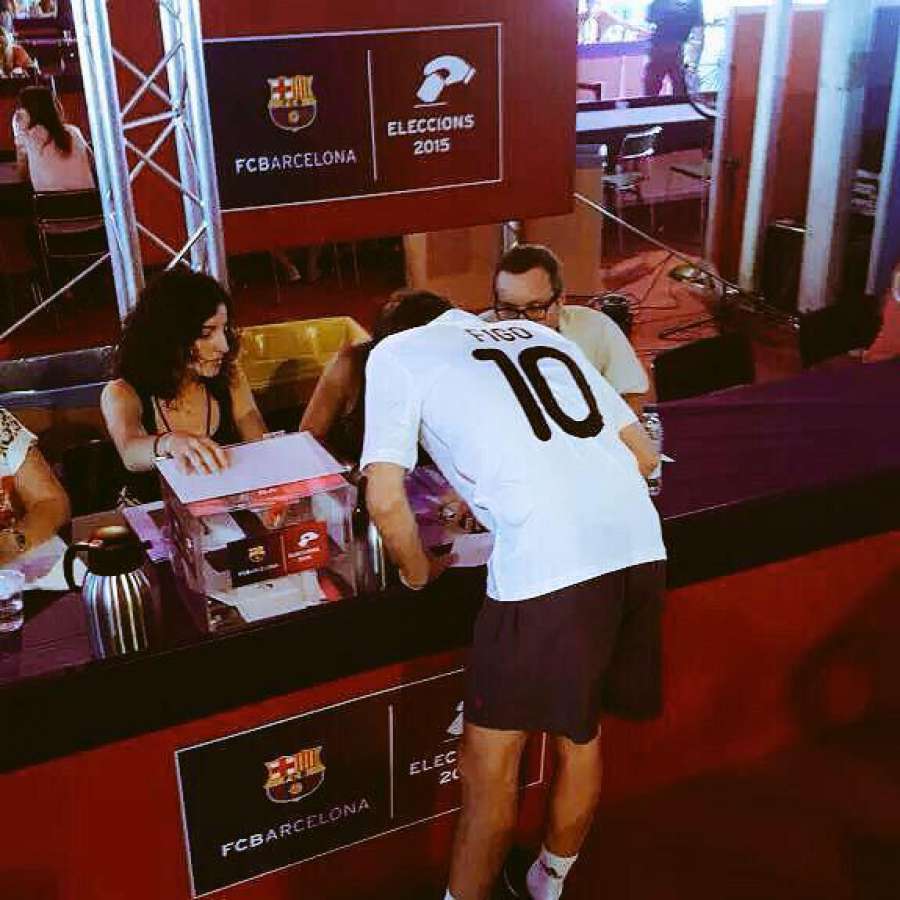 diarioas's tweet photo. #EleccionsFCB | Un socio se ha presentado a votar con esta camiseta http://t.co/SCJXYe9WB2 http://t.co/dzKoqyBBVr