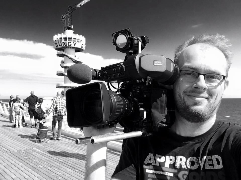stolkav's tweet photo. Lekker waaien op De Pier in Scheveningen. Want die is weer open! Onze cameraman @Sluis11 is er bij. http://t.co/NvfBjrRFxf
