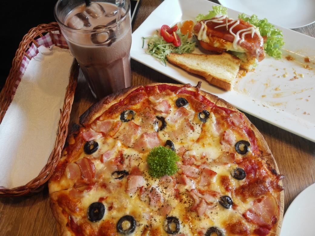 Yee_Shian's tweet photo. Finally I have found you and eaten you๐ด Turkey ham baked croissant,comma Canadian and hazelnut chocolate. #commacafe http://t.co/XLqkckcrBJ