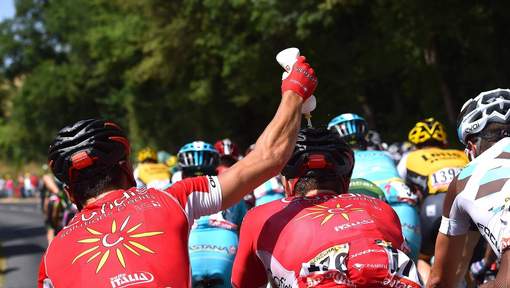 HLN_BE's tweet photo. Puffen in de #TDF2015 : "Straks hebben we nog een tekort aan bidons" http://t.co/8nRIkwkPiM #RoyCurvers http://t.co/lB6jrcoyzJ