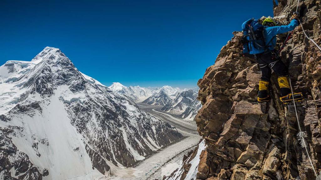 vobonline's tweet photo. Climbing #K22015 on right with #BroadPeak on left photo by @alexbuisse http://t.co/ZbsdZ90aOA