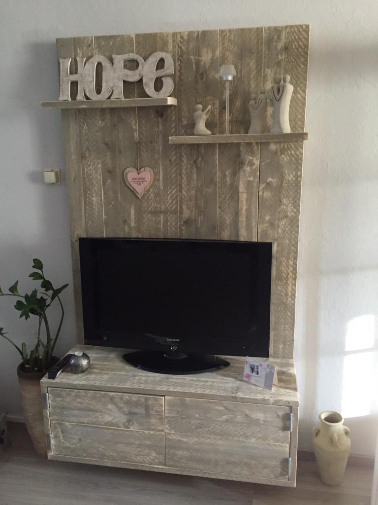 Tv wand gemaakt van oud steigerhout. Wat vindt u ervan?