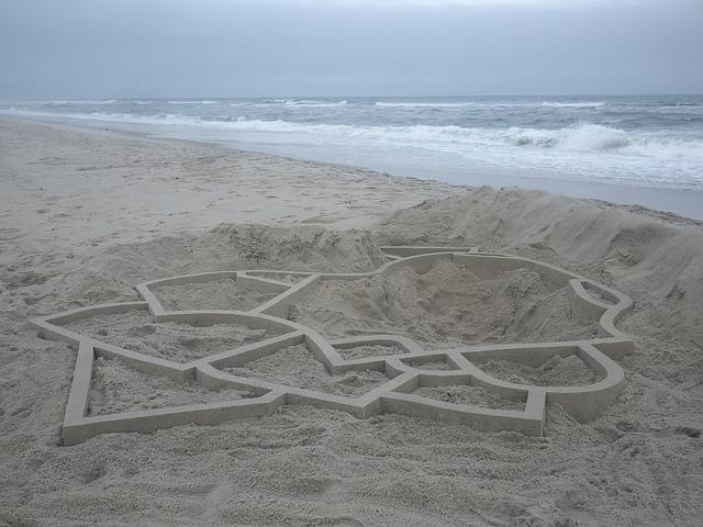 simonexpratesi's tweet photo. #Amazing #Modernist #Sandcastles #Sculpted by #CalvinSeibert aka #BoxBuilder - see more on blog http://t.co/0wxcDqSXW5