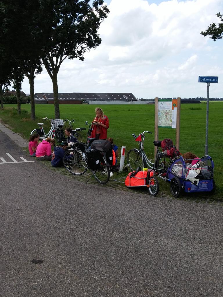 Inmiddels zitten we iets voor Hasselt. Het waait flink en de energie is bijna op. Tijd voor pauze!