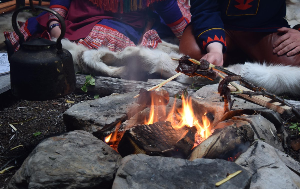 LFenScandinavie's tweet photo. La photo parle d'elle même. Renne grillé et discussions enrichissantes. Un moment unique chez @lanorvege. #Sapmi #71N http://t.co/09oWJWqxng