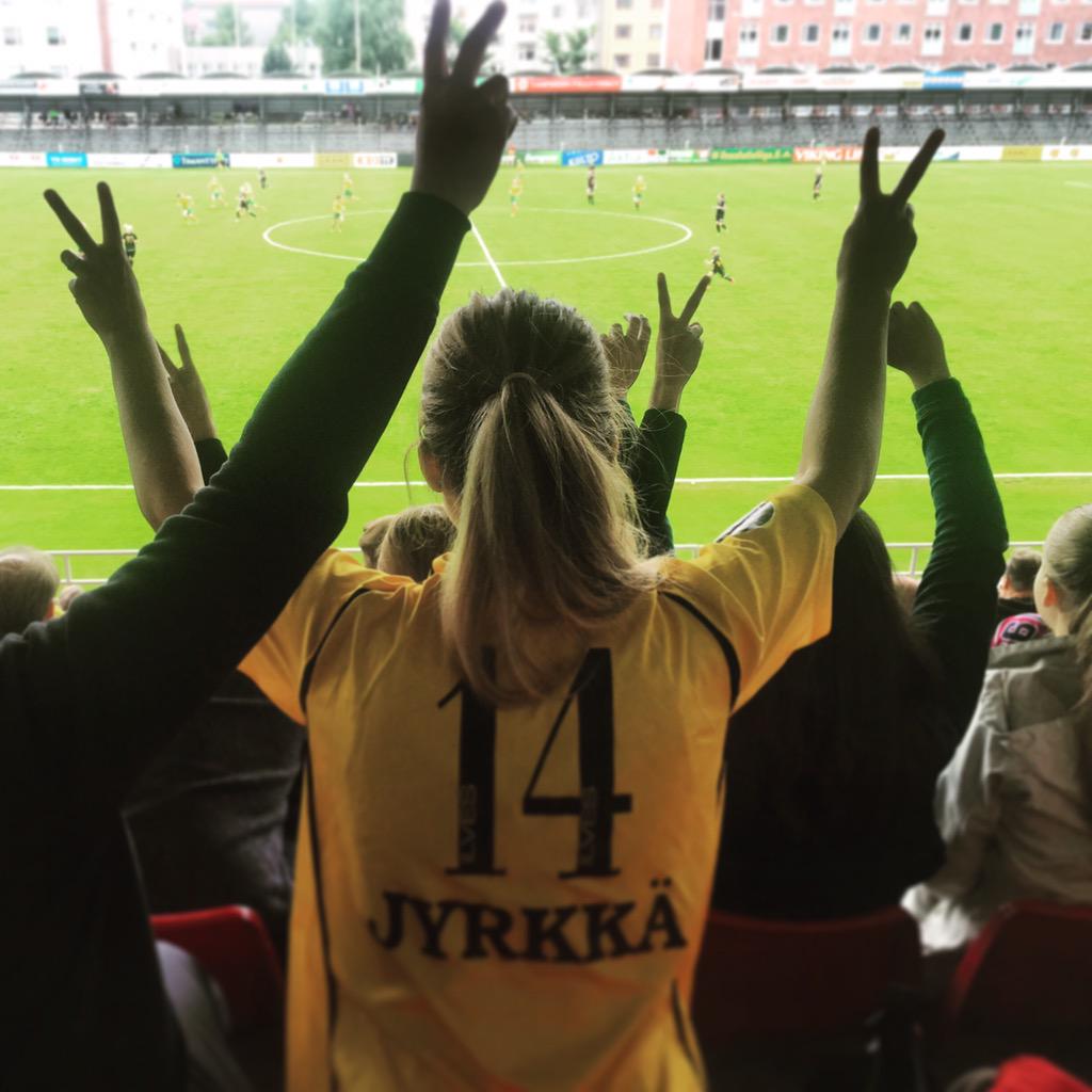 torkkis's tweet photo. Tultii kannustaa lajitoveria! #spiralinbellat @IlvesNaiset - FCHonka #naistenliiga #tammelanstadion #kauppikentälle 👸 http://t.co/XsuyuVZtrP