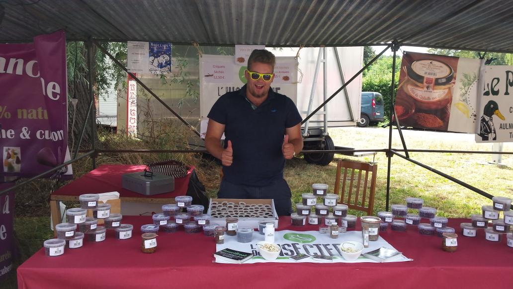 InsectBreak's tweet photo. Nous sommes présents à l'artifoire d'Hollain! On vous attend avec impatience 😊 http://t.co/Xrf89JY373