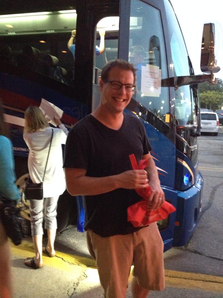 Barrie_LC's tweet photo. Early start for SCDSB Edutravellers. Let's get those buses rolling!#whereismypassport?@TeamEduTravel @SCDSB_Schools http://t.co/71oXkiAClY