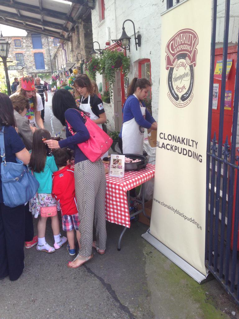 <a href="/ClonRAOKFest/">Clonakilty RAOK Fest</a> in full swing in #clonakilty lovely touch by <a href="/ClonakiltyBP/">Clonakilty Food Co</a> to give away love puddings &amp; sausages!
