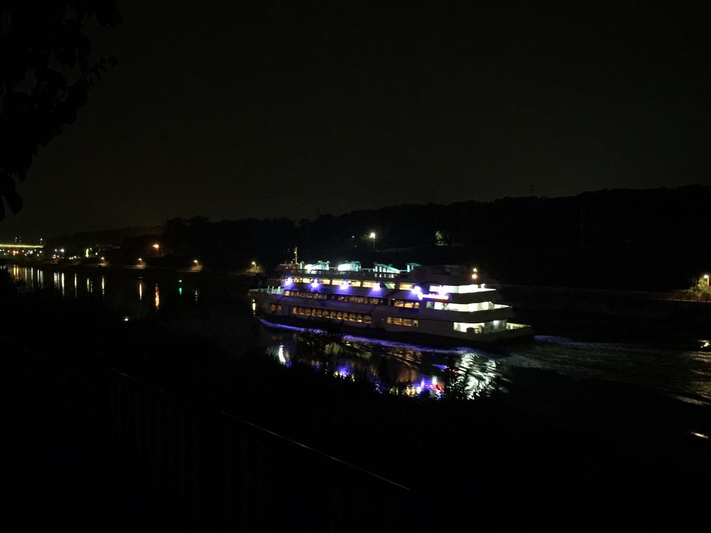 일자리 2만 5천개가 창출될거라며 2조 2천억 들여 개통한 아라뱃길에 유람선이 지나가고 있다.근데 탑승객이 한명도 보이질 않는다.납세자 여러분,지금까지 운영 관리비용으로만 700억이 쓰여졌다고 함.대한명박만세!