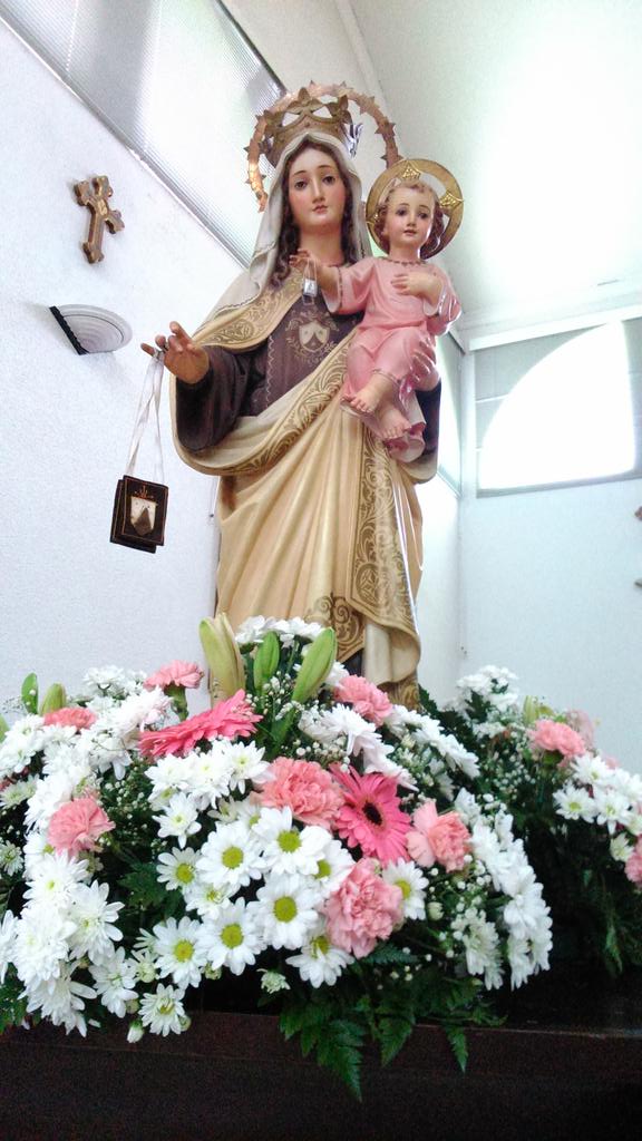 Ya está la imagen de la Virgen del Carmen preparada para la misa y la procesión de esta tarde.