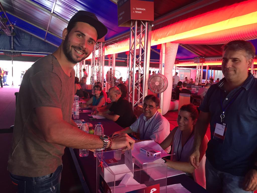 gerardromero's tweet photo. L'exblaugrana @Mtorra8 atura les vacances per #EleccionsFCB #ebarçarac1 http://t.co/3WcnY1BlDv