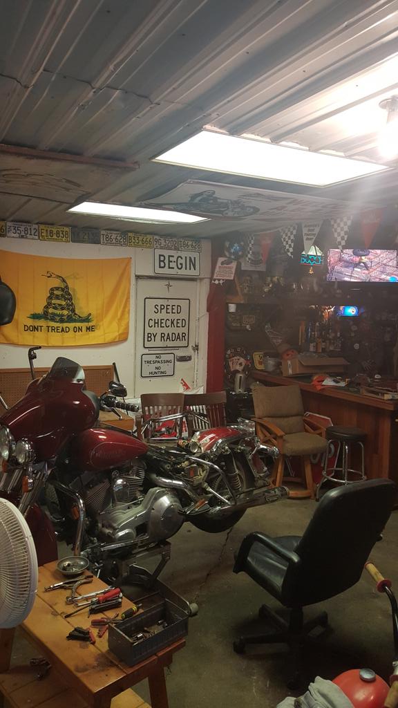 Minnesotatick's tweet photo. Ride.. fix... repeat... #HarleyDavidson #sturgis 75 #livetoride #bikesintheshop #blackhillsralley get ready! http://t.co/M2dMJszf4U