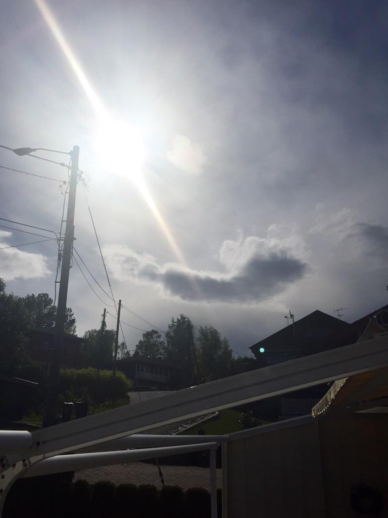 Alex0wn's tweet photo. Når andre prøver å ta et fint bilde av skyene

...og

Når jeg prøver :-) http://t.co/KPAAnzgUh0