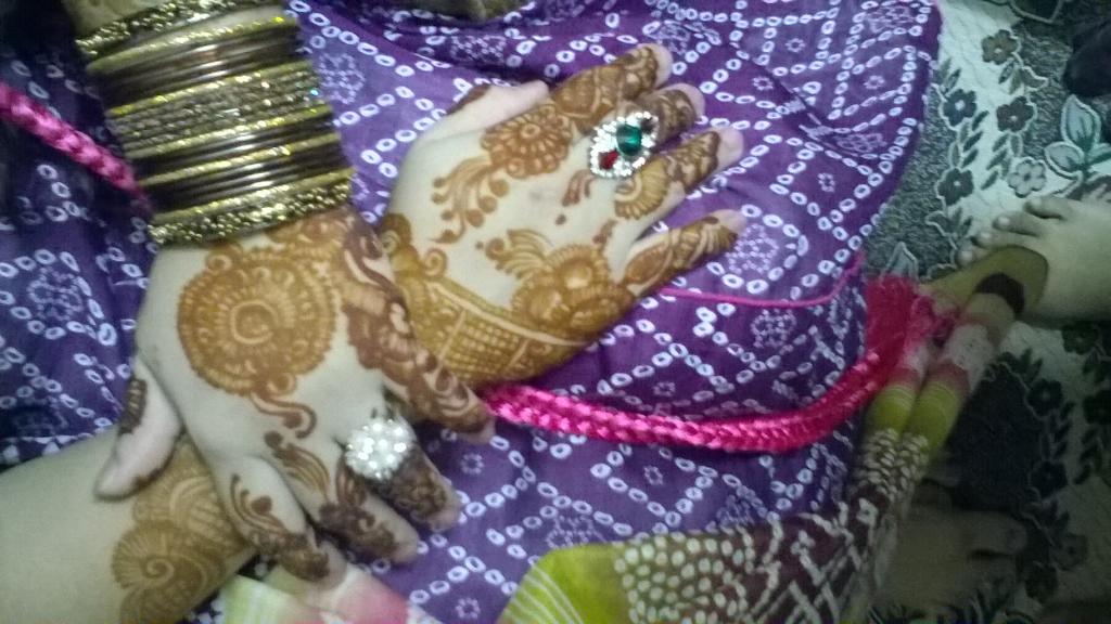 PtiNidakhan's tweet photo. #Mehndi #Bangles #ColoursOFeid ❤❤❤ http://t.co/xkQFkdxYu5
