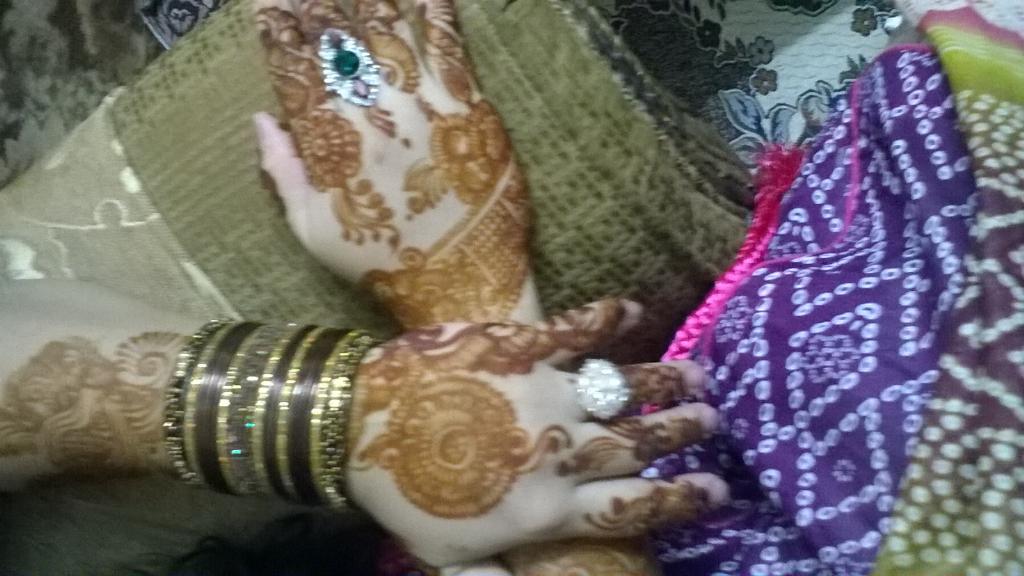 PtiNidakhan's tweet photo. #Mehndi #Bangles #ColoursOFeid ❤❤❤ http://t.co/xkQFkdxYu5