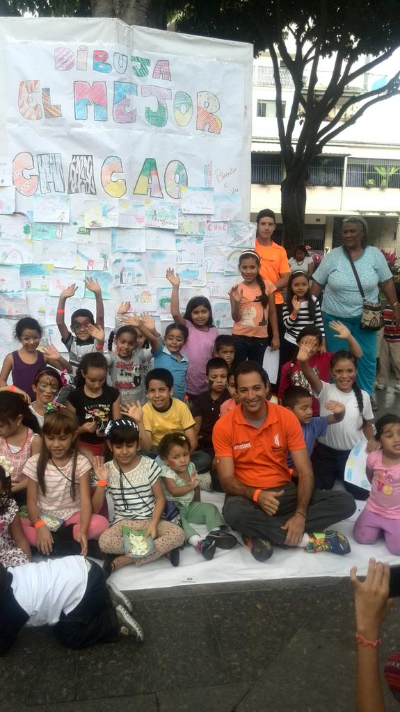 RafaDelRosario's tweet photo. #GestionVP En la Plaza Bolivar junto con nuestros niños dibujando #ElMejorChacao por el que trabajamos cada día http://t.co/dZ4DkI7c98