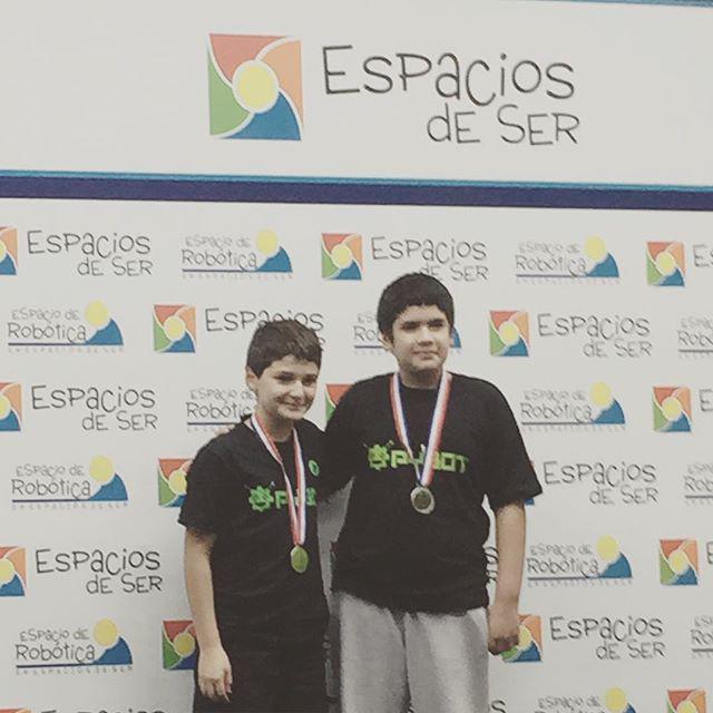 ChristianKB's tweet photo. Segundo puesto en desafío de robótica para mi campeón y su compañero. ¡Capo!✌🏼️😁 #KeepAGoodHeartAndABigSmile #PYBOT… http://t.co/DtLq6kFqwS