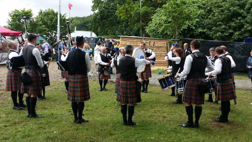 BigRabShow's tweet photo. @FinvoyPipeBand warming up under the trees today at the Co. Antrim championships http://t.co/9iKuPEpTbl