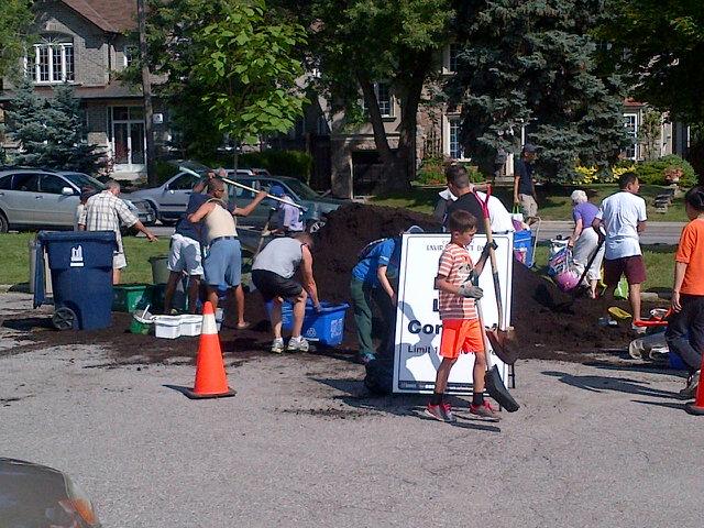 meredithlaird's tweet photo. Compost is a bit hit at our #ward23 environment day! http://t.co/5hJLjrzUeg