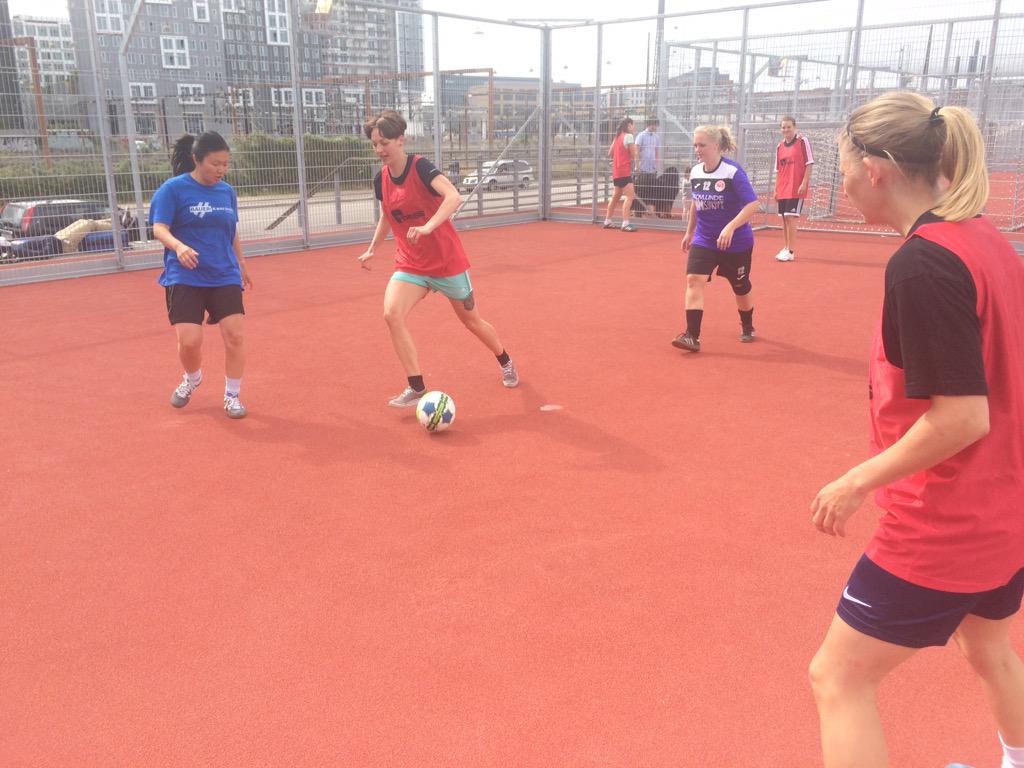 MichaelSkjold's tweet photo. #fodboldforvoksne #dgibyen #københavn #vesterbro #redroof #soccerpicupgames http://t.co/AkkSs4f4w7