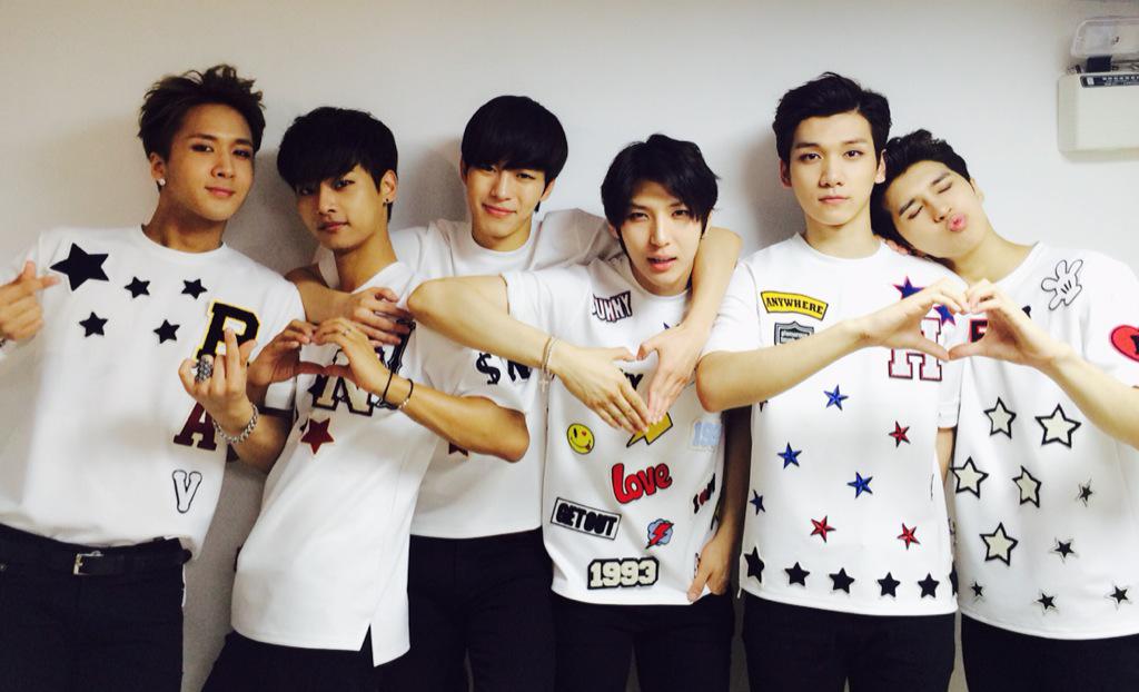 RealVIXX's tweet photo. 나는 로빅이다. 광저우 쇼케이스를 마친 #빅스 요원들의 모습이다. 오늘도 뜨거운 응원을 보내준 별빛요원들 고맙습니다! http://t.co/UgLGQDUrpt