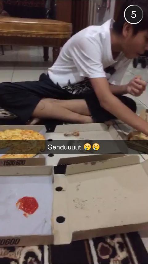 komporship_'s tweet photo. Makan mulu. Gendut kaga😂 @iqbaale http://t.co/wOw3MRUKIf