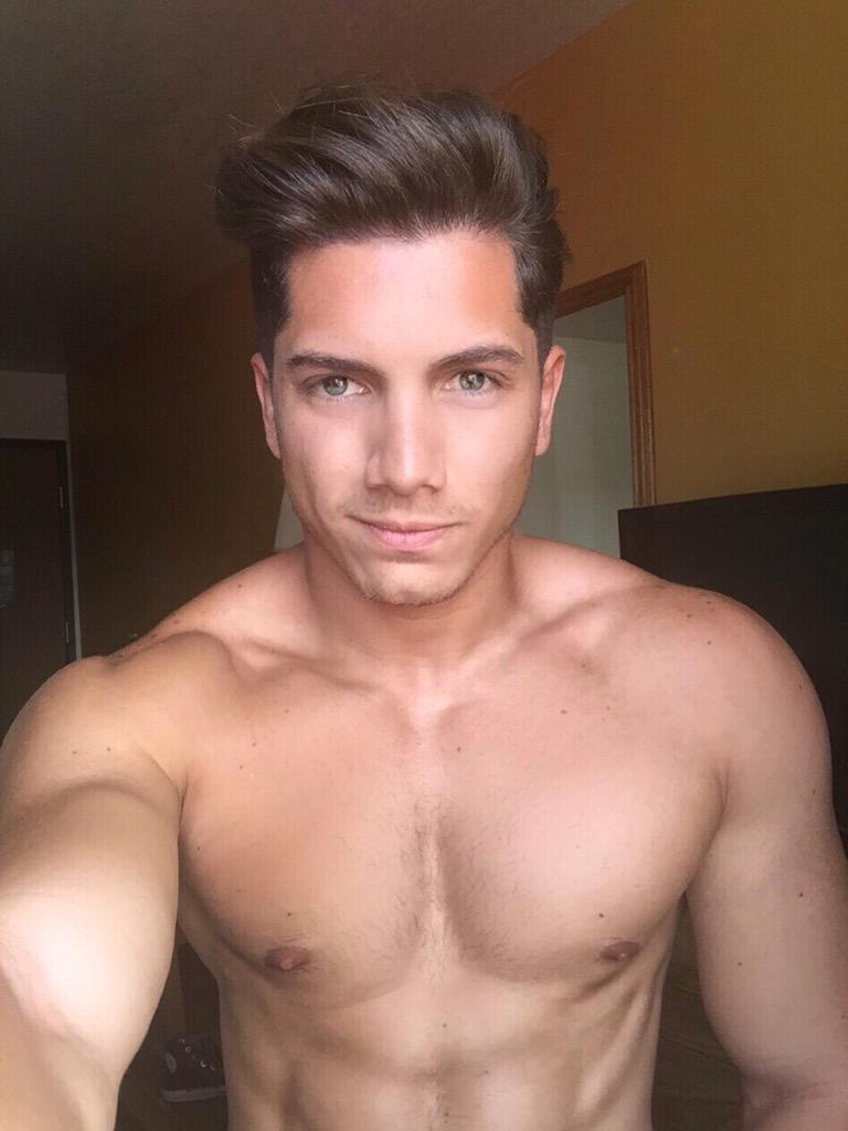 CKNHHadVAAEcxTB.jpg:large