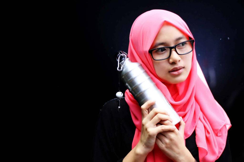 Ikutin aja mbak2 ini kemana2 bawa tumbler, jadi gak perlu jajan dan ninggalin sampah bekas minumnya RT @KAdeliakiki