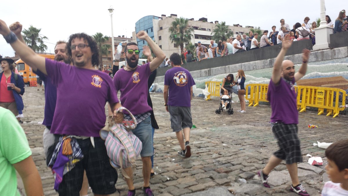 Karpe_Stz's tweet photo. mira qué cara de triunfadores tenían todos los de @ComicaoDoFestas #SanturtziJaietan2015 http://t.co/2QL63MQYSf