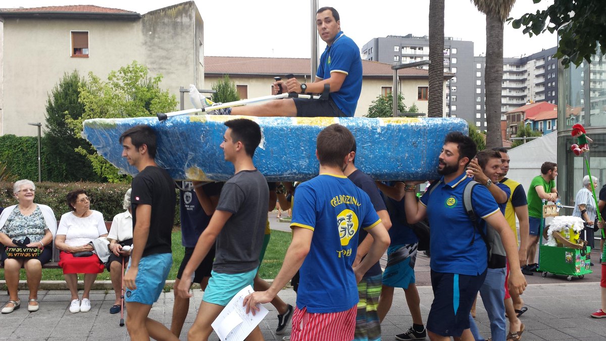Karpe_Stz's tweet photo. superbalandros! @RKER_Santurtzi @geldiezinak2013 capitaneados por @b_roman21 #karpe2015 #SanturtziJaietan2015 http://t.co/N7DzWWmfXc