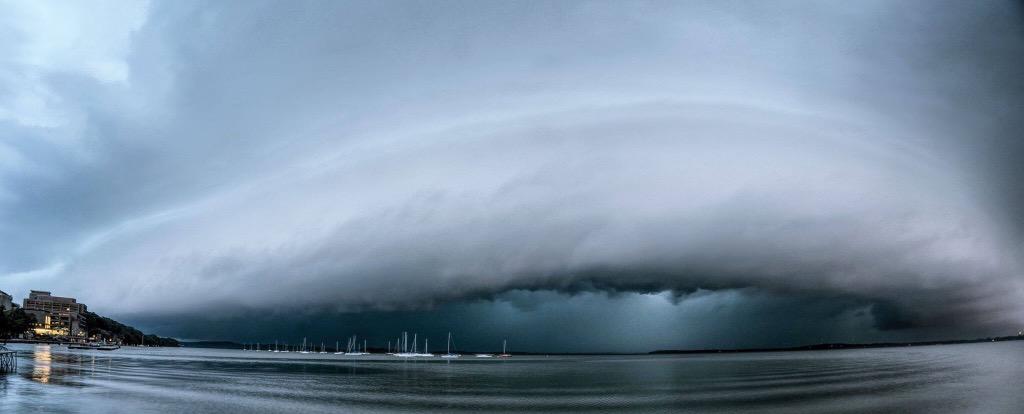 Shelf cloud above, <a href="/LakeMendota/">Lake Mendota</a> below. Holy cow. (via bit.ly/kirbywright) #wiwx