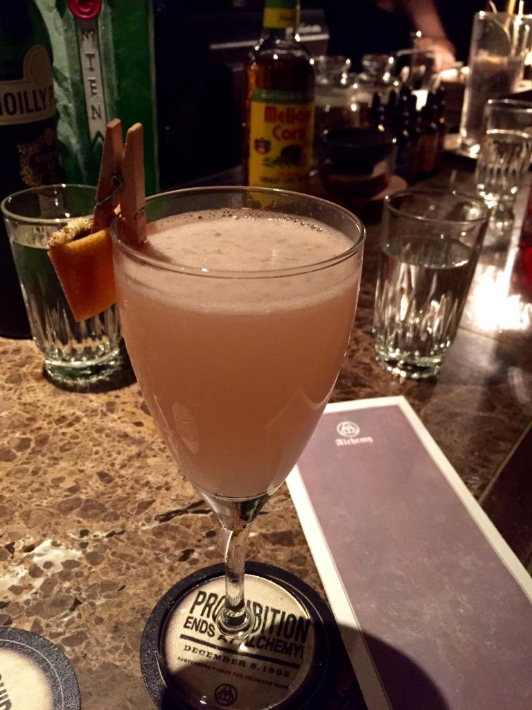 Jillbuleee's tweet photo. A Flowery Friday- Chrysanthemum Fizz🌺#Tanqueray10 #lovecocktail #grapefruit #lemon #sodawater #fridaynight http://t.co/Bzfhp8Xai1