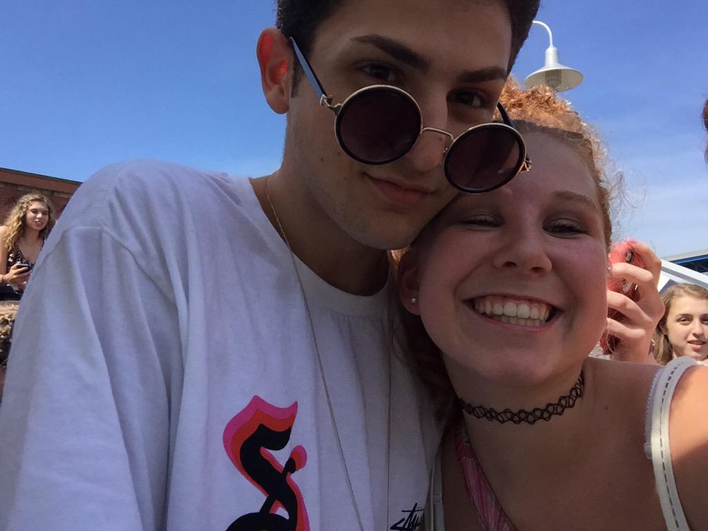xowhitgirlprobs's tweet photo. @DigiTour I just met @twaimz at #DigiFestCLV #DigiFestGoals http://t.co/92WBEgsezM