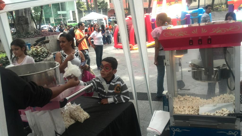 RafaDelRosario's tweet photo. Te Esperamos en la Plaza Bolivar con colchones, algodón de azúcar, pintacaritas para que celebres el #DiadelNiño http://t.co/fkwhaUT1yR