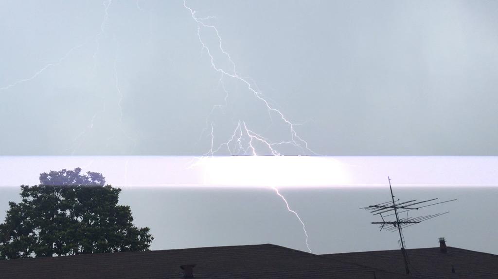 _AlexHirsch's tweet photo. Well it's the End Times folks. View from my window. Gonna build an ark and gather 2 of every kind of alcohol http://t.co/2HUkBgvZCc