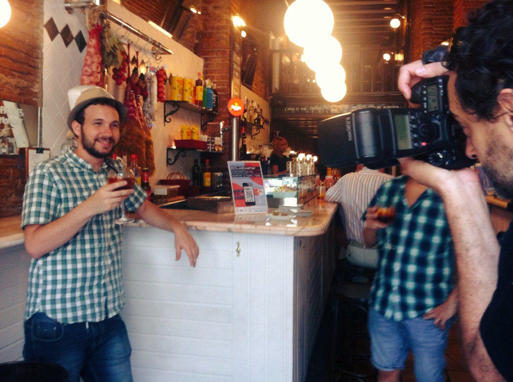 Joan__Olive's tweet photo. Posando per @MartiniSpain ! #RutaMartini @splacsplac @TavernaCarlitos http://t.co/et3up8LOLP