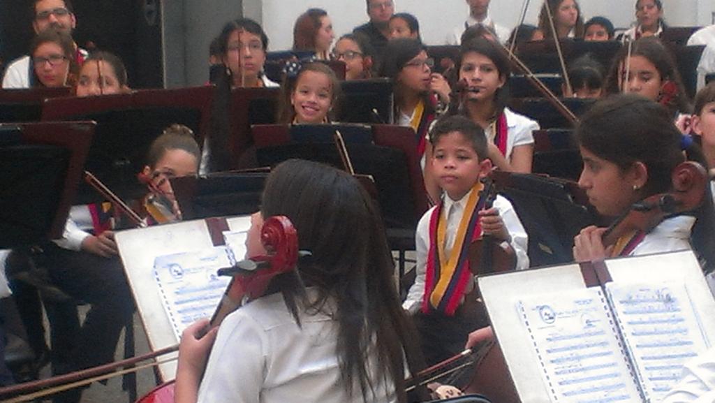 heluga's tweet photo. Ho gran debut de la orquesta pre-infantil de San Antonio de los altos @elsistema @NclSanantonio @saniGo443 http://t.co/71xpX9QVYV