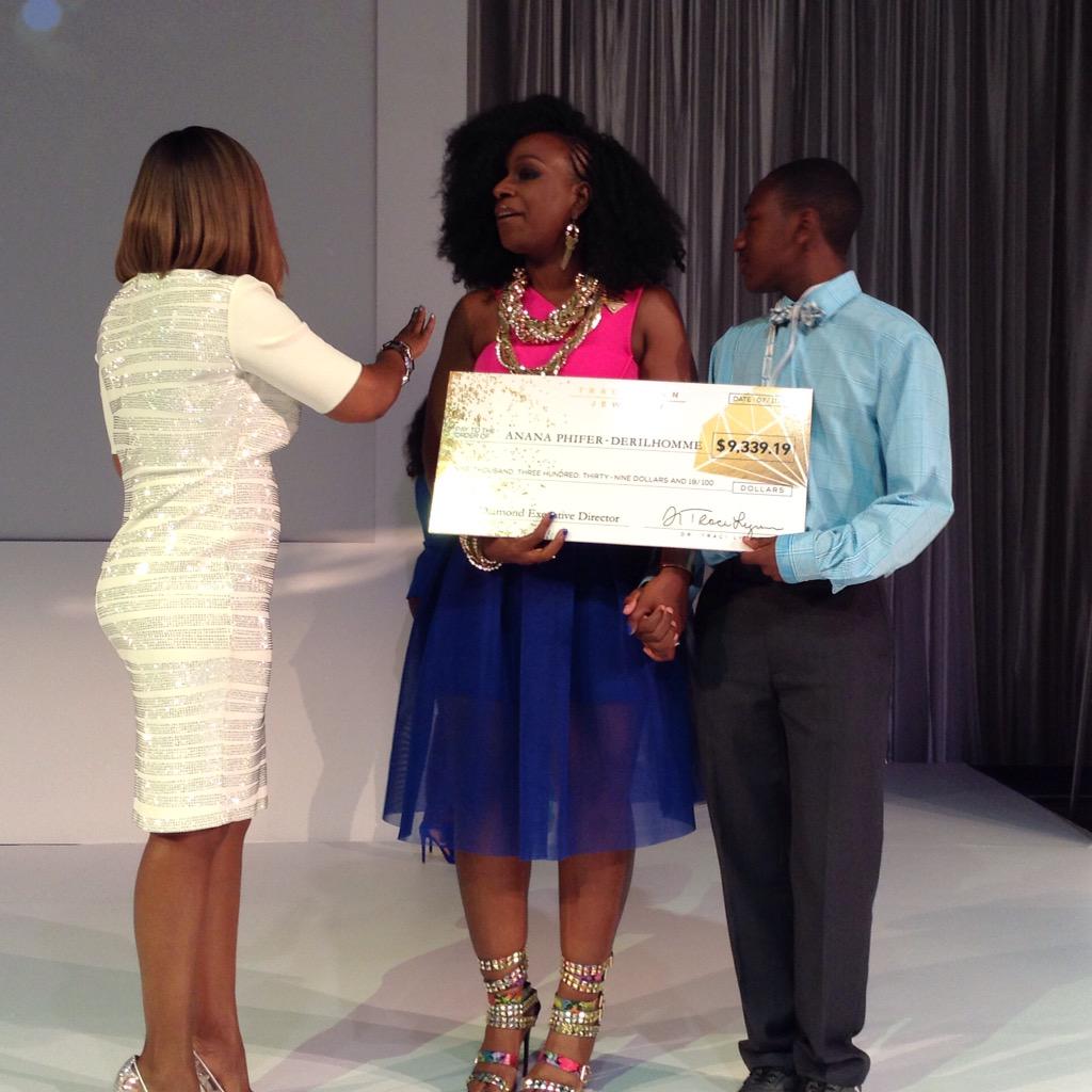 TraciLynnJewels's tweet photo. Dr. Traci Lynn presenting new Diamond Executive Director, 
Anana Phifer-Derilhomme, with her check. #takeflight2015 http://t.co/YIKWJaRdNW
