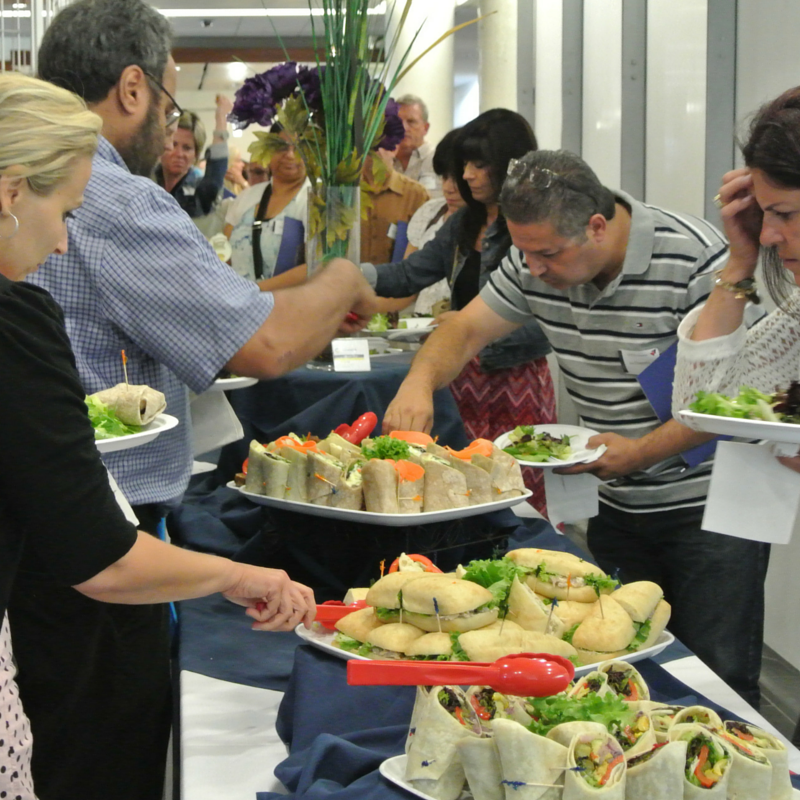 UofGHstudents's tweet photo. It's finally time to eat! #GHKickStart http://t.co/JCZs6jql5C