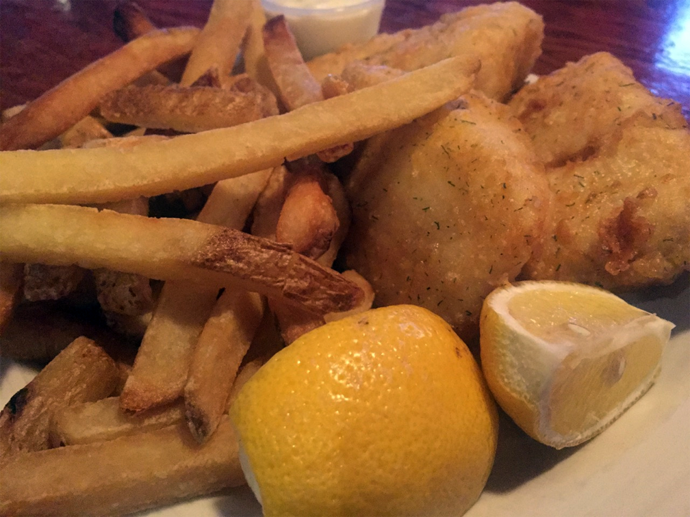 Bullfrogs_Bar's tweet photo. Fish &amp; Chips are always a solid choice. 🐸 http://t.co/RV26hsgf9M