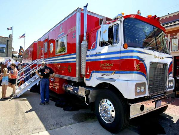 ICYMI The largest collection of Evel Knievel memorabilia is moving to a new museum in #Topeka: cjon.co/1I8RohC