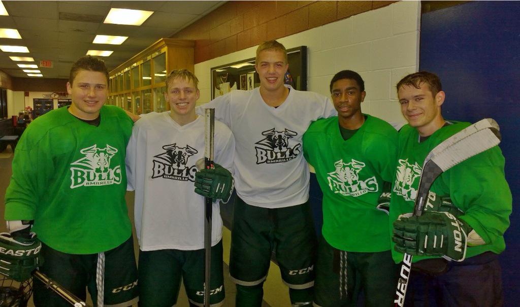 19Peggy's tweet photo. Everett boys in St. Louis @clarky_19 #hockeyfriends4life #2Dmen #3Forwards http://t.co/fEvx3iDc70