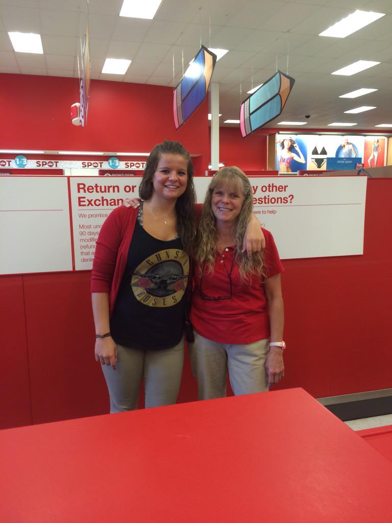 Check out this dream team! #motherdaughtercrew  #REDSonREDSonREDS @seanmc41 <a href="/pear_laura/">laura peart</a>