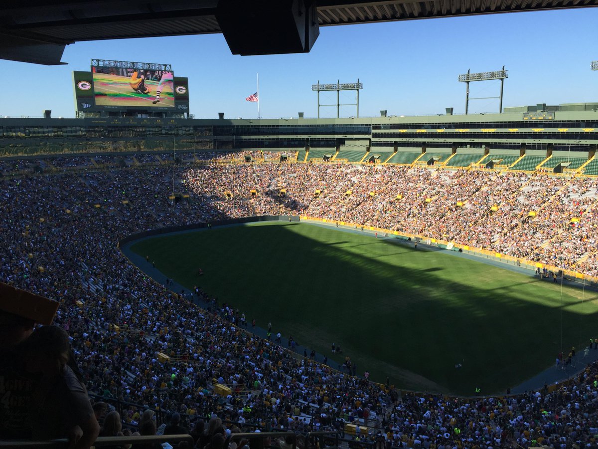 packers's tweet photo. Lambeau Field is ready for Favre. #FavreHOF http://t.co/0RChsQRqjC