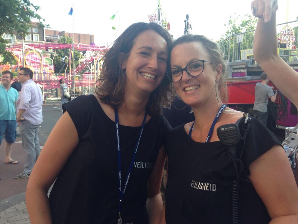 Medewerkers van de #tilburgsekermis die op de kermis de #veiligheid controleren. Ze helpen graag als je vragen hebt.
