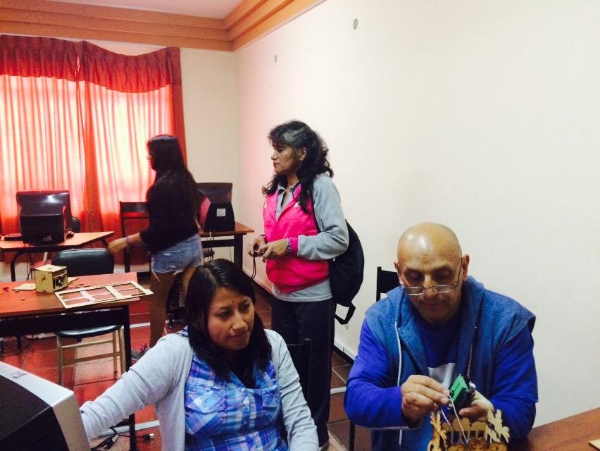 1989Edynunez's tweet photo. Taller de #TecnologiasCreativas en el CDC La Tola, Quito, jóvenes y adultos aprendiendo arduino  @fundaciontef_ec http://t.co/2vqOBflKKD