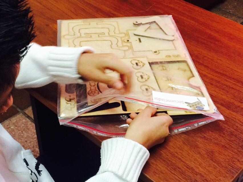 1989Edynunez's tweet photo. Taller de #TecnologiasCreativas en el CDC La Tola, Quito, jóvenes y adultos aprendiendo arduino  @fundaciontef_ec http://t.co/2vqOBflKKD