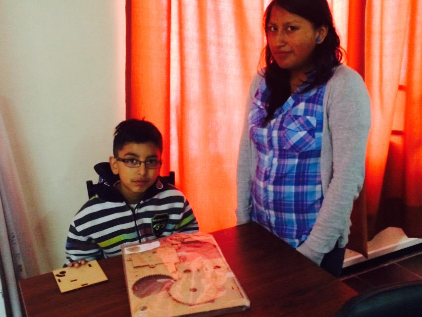 1989Edynunez's tweet photo. Taller de #TecnologiasCreativas en el CDC La Tola, Quito, jóvenes y adultos aprendiendo arduino  @fundaciontef_ec http://t.co/2vqOBflKKD