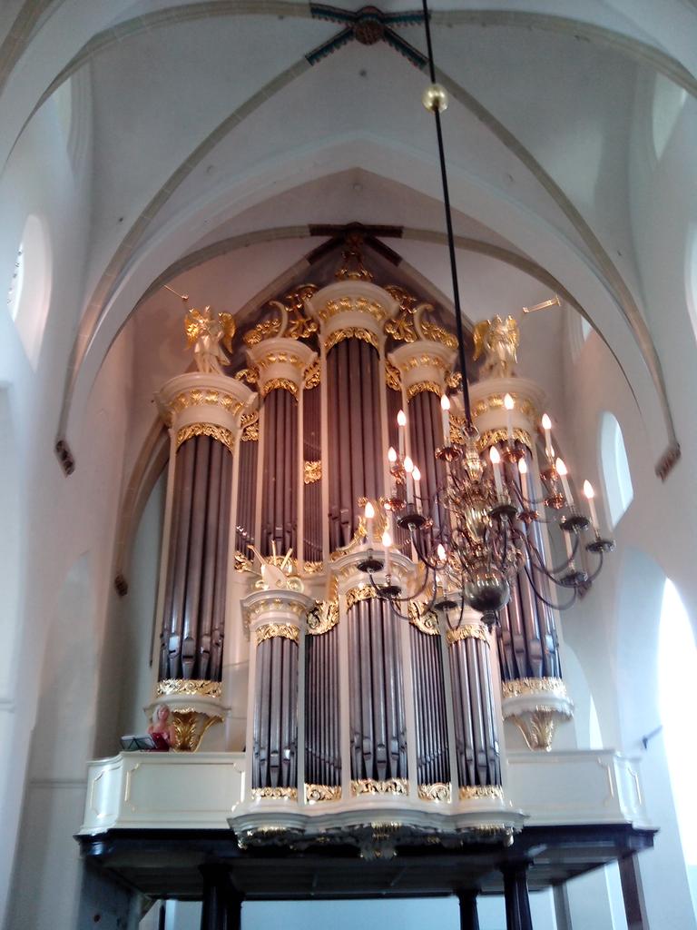 NatasjaEssers's tweet photo. Verrassend mooi pop-orgelconcert vandaag door organist Henk Veldman en sopraan Marjon Strijk #Joriskerk #Amersfoort http://t.co/JtAis9SEMW